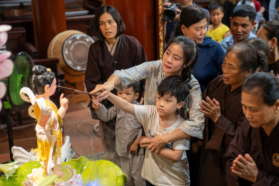 Tại sao có nghi thức tắm Phật trong lễ Phật đản? Tại sao có nghi thức tắm Phật trong lễ Phật đản?