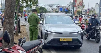 Tài xế 49 tuổi tử vong trong ô tô đậu trên đại lộ ở TPHCM