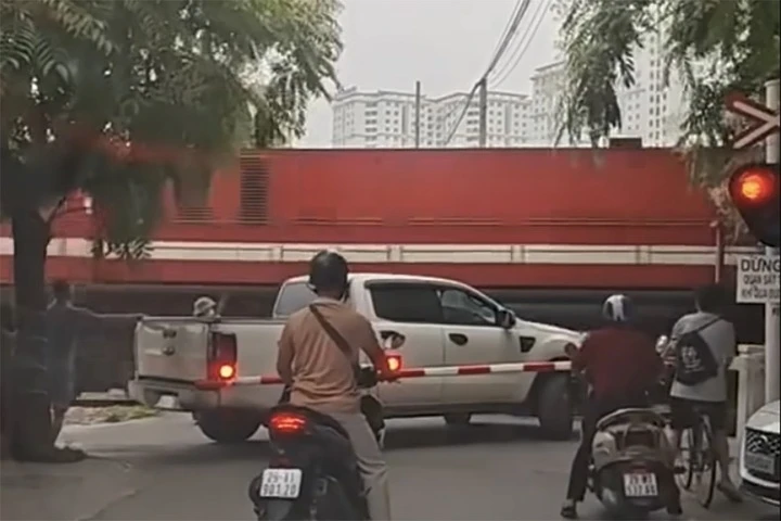 Tài xế bán tải mắc kẹt khi cố tình vượt rào chắn đường sắt bị phạt 5 triệu đồng Tài xế bán tải mắc kẹt khi cố tình vượt rào chắn đường sắt bị phạt 5 triệu đồng