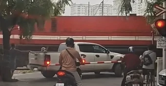 Tài xế bán tải vượt rào chắn đường sắt bị phạt 5 triệu đồng năm 2026