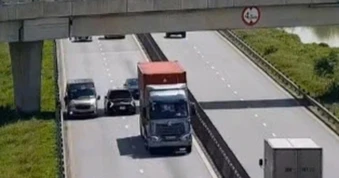 Tài xế bị phạt 13 triệu đồng vì dừng ô tô cho khách đi vệ sinh trên cao tốc