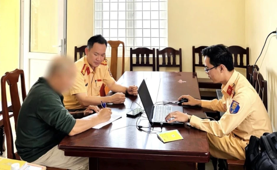 Tài xế bị phạt vì dừng xe giữa đường Tài xế bị phạt vì dừng xe giữa đường