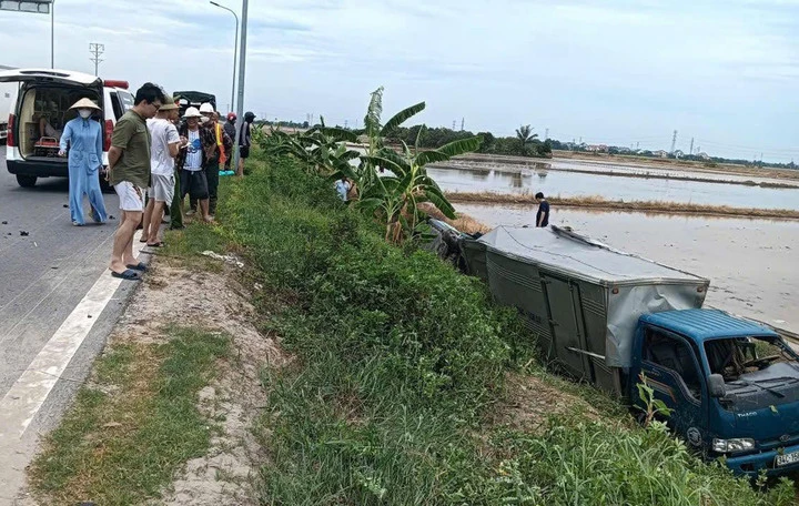Tài xế dương tính ma túy lái taxi húc bay xe tải xuống vệ đường Tài xế dương tính ma túy lái taxi húc bay xe tải xuống vệ đường