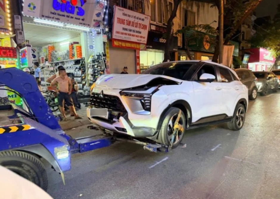 Tài xế gây tai nạn liên hoàn trên phố Hà Nội Tài xế gây tai nạn liên hoàn trên phố Hà Nội