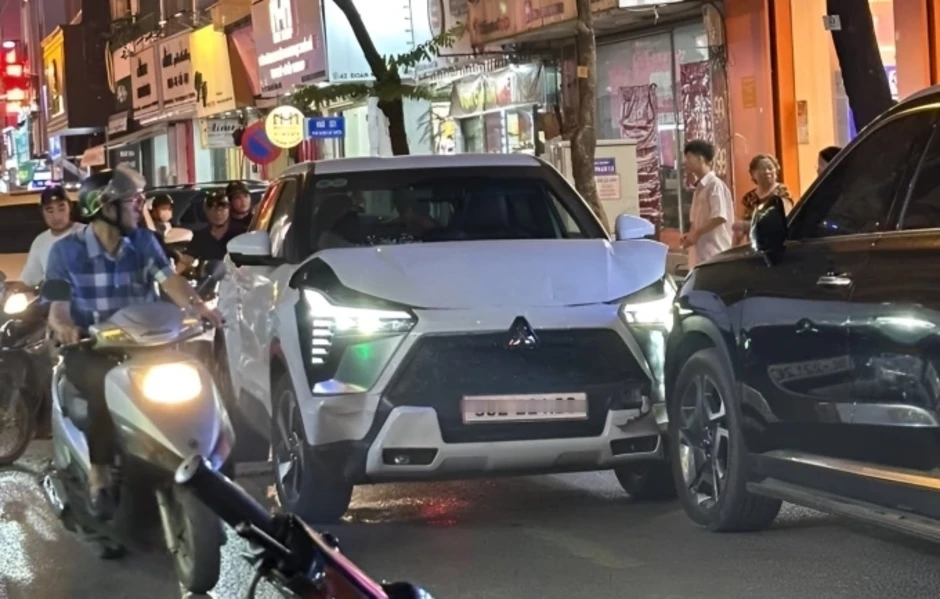 Tài xế gây tai nạn liên hoàn trên phố Hà Nội Tài xế gây tai nạn liên hoàn trên phố Hà Nội