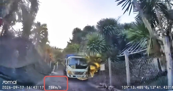 Tài xế lùi xe ' cực nét ' né cú đâm xe tải ở dốc hẹp Gia Lai Tài xế lùi xe ' cực nét ' né cú đâm xe tải ở dốc hẹp Gia Lai