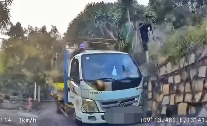 Tài xế lùi xe ' cực nét ' né cú đâm xe tải ở dốc hẹp Gia Lai Tài xế lùi xe ' cực nét ' né cú đâm xe tải ở dốc hẹp Gia Lai