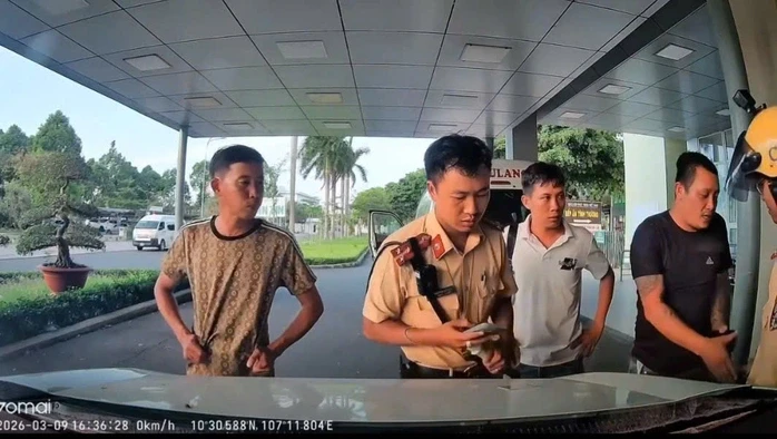 Tài xế nhờ CSGT mở đường đưa người bệnh tim đi cấp cứu