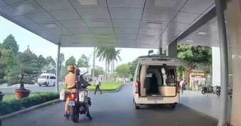 Tài xế nhờ CSGT mở đường đưa người bệnh tim đi cấp cứu