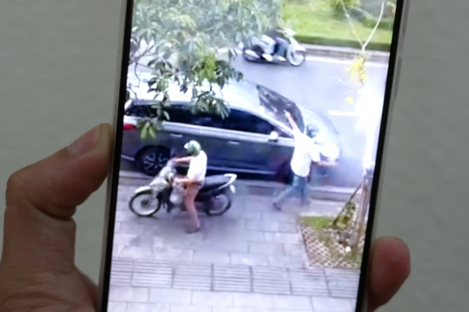 Tài xế ô tô bị hai người đàn ông vây đánh ở TPHCM Tài xế ô tô bị hai người đàn ông vây đánh ở TPHCM