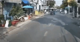 Tài xế ô tô ở TPHCM bỏ xe giữa đường sau mâu thuẫn giao thông nghiêm trọng
