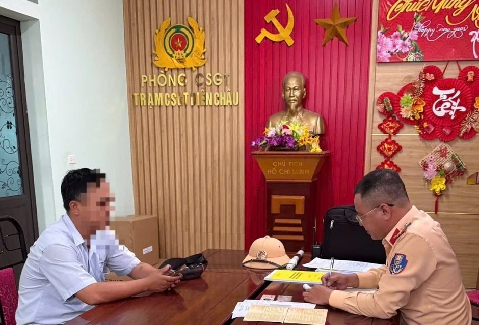 Tài xế ô tô tải cố tình vượt đèn đỏ đường sắt, đâm hỏng gác chắn Tài xế ô tô tải cố tình vượt đèn đỏ đường sắt, đâm hỏng gác chắn