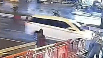 Tài xế ôtô tông rào chắn đường sắt ở TP HCM