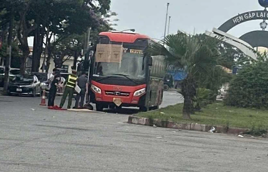 Tài xế tử vong trên xe khách đỗ bên đường ở Hà Nội
