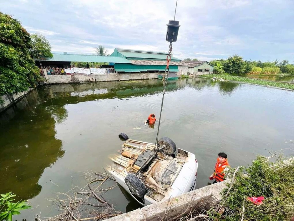 Tài xế tử vong trong ôtô nằm dưới ao Tài xế tử vong trong ôtô nằm dưới ao