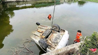 Tài xế tử vong trong ôtô nằm dưới ao
