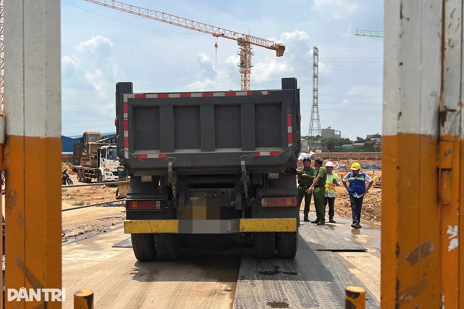 Tài xế xe ben cán chết người rồi chạy vào công trình ở TPHCM Tài xế xe ben cán chết người rồi chạy vào công trình ở TPHCM