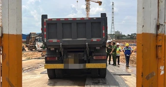 Tài xế xe ben cán chết người&nbsp;rồi chạy vào công trình ở TPHCM