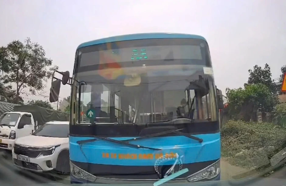 Tài xế xe buýt vượt ẩu, còn "thi gan" với ô tô đi đúng làn đường Tài xế xe buýt vượt ẩu, còn "thi gan" với ô tô đi đúng làn đường