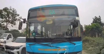 Tài xế xe buýt vượt ẩu, còn "thi gan" với ô tô đi đúng làn đường