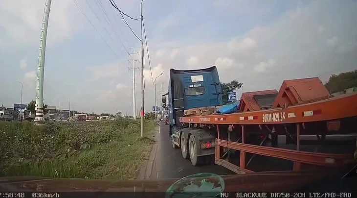 Tài xế xe đầu kéo đánh lái 'ép' ô tô, suýt xảy ra va chạm trên đường Võ Chí Công Tài xế xe đầu kéo đánh lái 'ép' ô tô, suýt xảy ra va chạm trên đường Võ Chí Công
