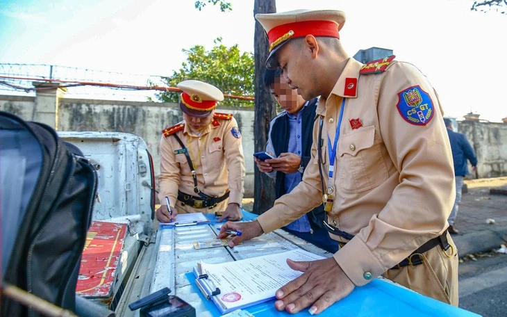 Tài xế xe đầu kéo đánh lái 'ép' ô tô, suýt xảy ra va chạm trên đường Võ Chí Công Tài xế xe đầu kéo đánh lái 'ép' ô tô, suýt xảy ra va chạm trên đường Võ Chí Công