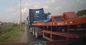 Tài xế xe đầu kéo đánh lái 'ép' ô tô, suýt xảy ra va chạm trên đường Võ Chí Công