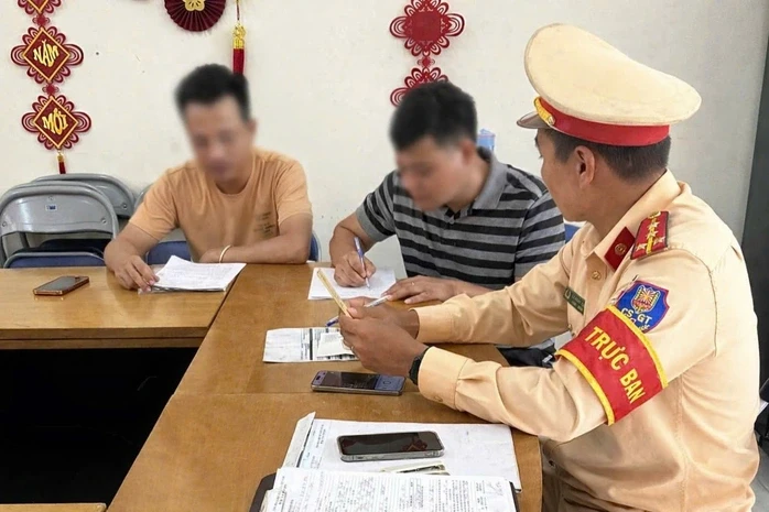 Tài xế xe đầu kéo lấn làn bị CSGT phạt 5 triệu Tại TP . HCM Tài xế xe đầu kéo lấn làn bị CSGT phạt 5 triệu Tại TP . HCM