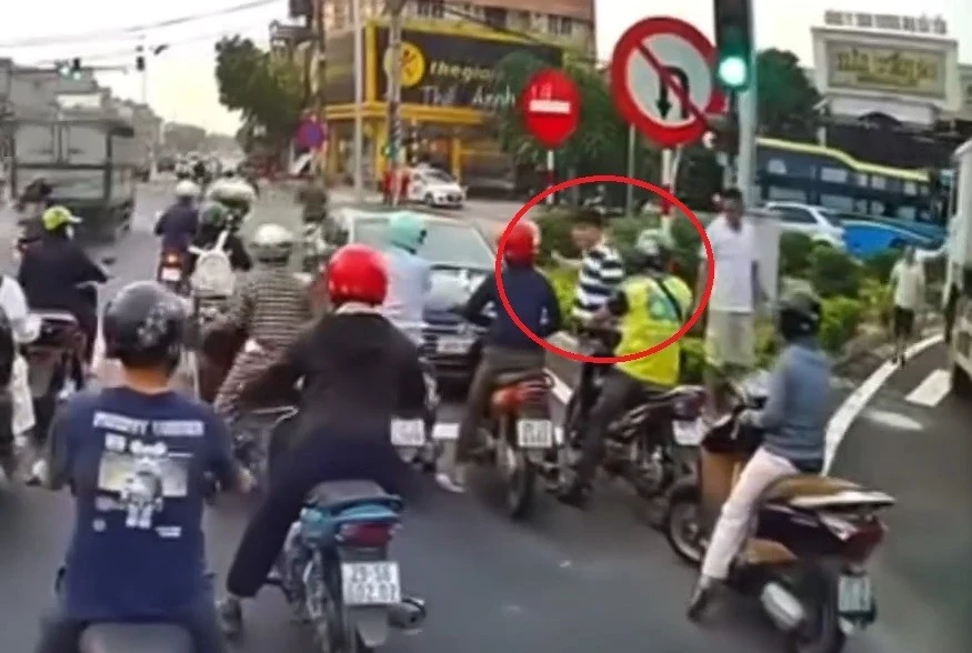 Tài xế xe máy bị hành hung giữa đường tại Hà Nội gây phẫn nộ dư luận Tài xế xe máy bị hành hung giữa đường tại Hà Nội gây phẫn nộ dư luận