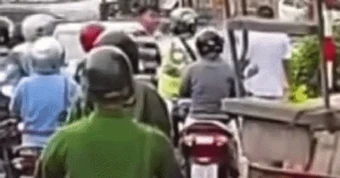 Tài xế xe máy bị hành hung giữa đường tại Hà Nội gây phẫn nộ dư luận