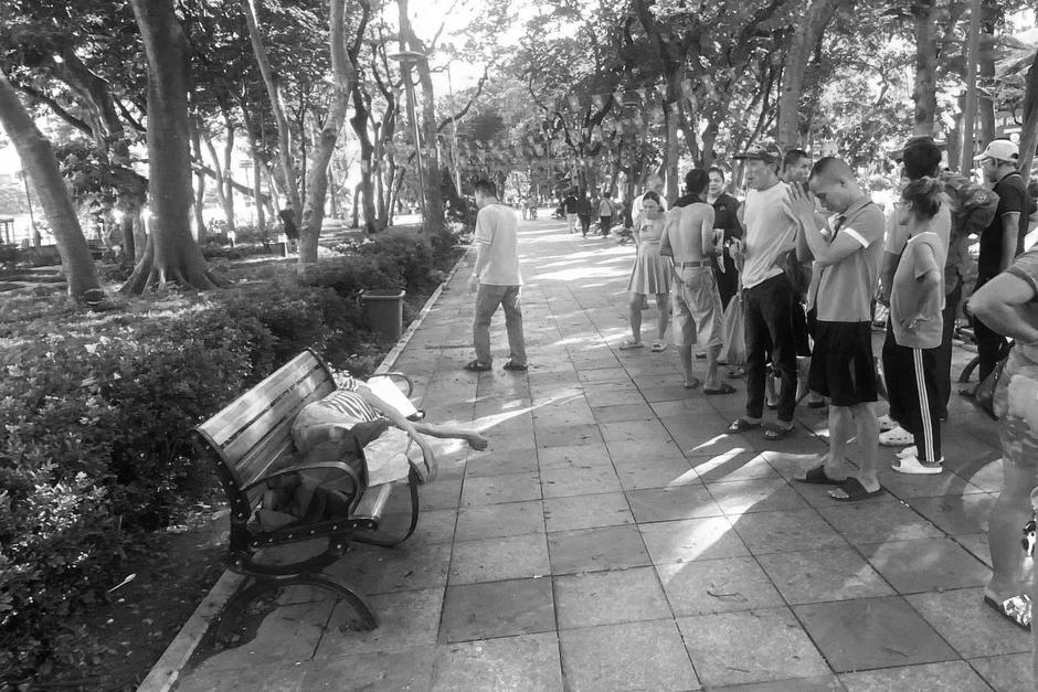 Tài xế xe ôm tử vong trong vườn hoa Ngọc Lâm ở Hà Nội