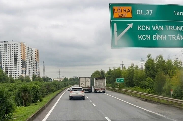 Tài xế xe tải 98 h - 084 . 23 Chèn ép xe khác trên cao tốc Hà Nội - Lạng Sơn gây Phẫn nộ Tài xế xe tải 98 h - 084 . 23 Chèn ép xe khác trên cao tốc Hà Nội - Lạng Sơn gây Phẫn nộ