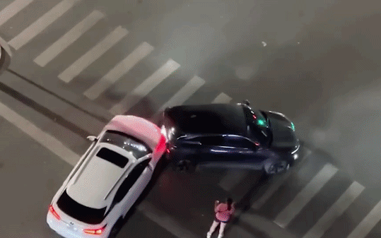 Tài xế xe tải cứu kịp thời bé gái chập chững đi giữa quốc lộ 1 Tài xế xe tải cứu kịp thời bé gái chập chững đi giữa quốc lộ 1