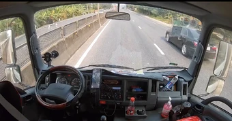 Tài xế xe tải cứu kịp thời bé gái chập chững đi giữa quốc lộ 1