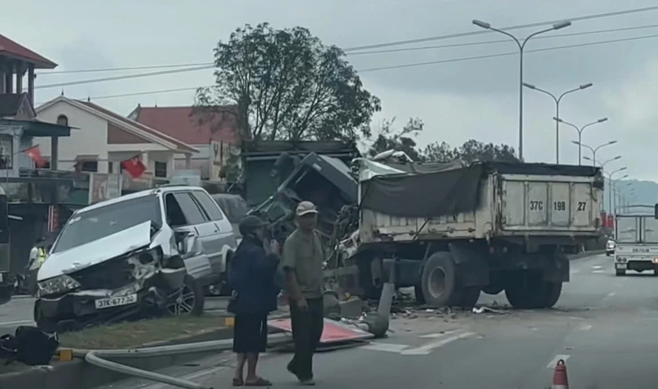 Tài xế xe tải tử vong trong vụ tai nạn liên hoàn trên quốc lộ 1 ngày 22 - 3 Tài xế xe tải tử vong trong vụ tai nạn liên hoàn trên quốc lộ 1 ngày 22 - 3