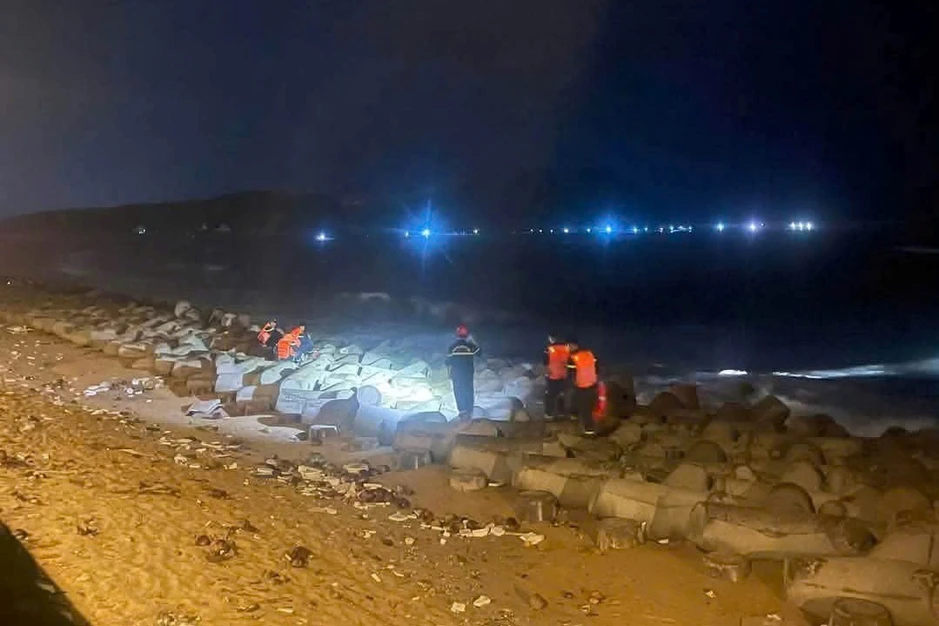 Tắm biển lúc có sóng lớn, bà ngoại và người hàng xóm tử vong, bé trai 5 tuổi mất tích Tắm biển lúc có sóng lớn, bà ngoại và người hàng xóm tử vong, bé trai 5 tuổi mất tích