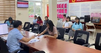 Tạm đình chỉ 4 cán bộ phường ở Quảng Ninh vì chậm giải quyết thủ tục