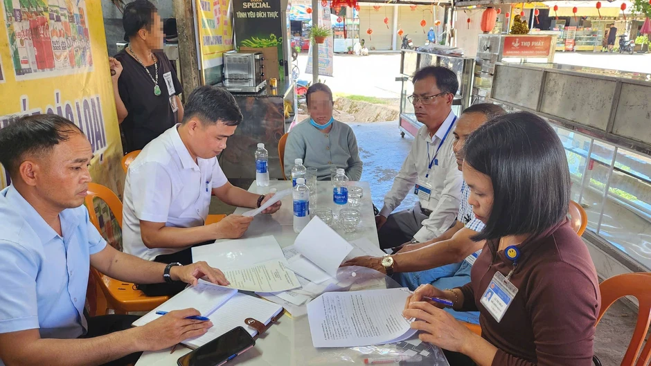 Tạm đình chỉ cơ sở kinh doanh vụ dòi lúc nhúc bên trong hộp xôi Tạm đình chỉ cơ sở kinh doanh vụ dòi lúc nhúc bên trong hộp xôi