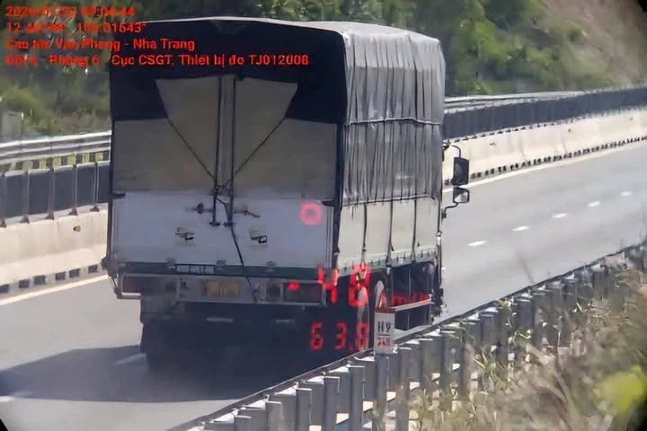 Tạm dừng xử phạt xe chạy dưới tốc độ tối thiểu trên cao tốc Tạm dừng xử phạt xe chạy dưới tốc độ tối thiểu trên cao tốc