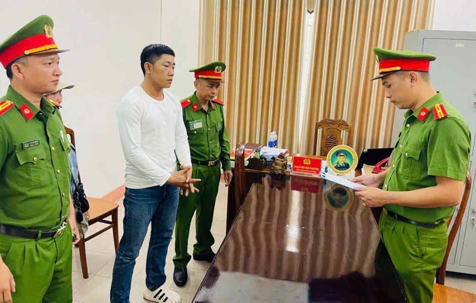 Tạm giữ hình sự tài xế đánh người nhập viện vì tranh giành khách Tạm giữ hình sự tài xế đánh người nhập viện vì tranh giành khách