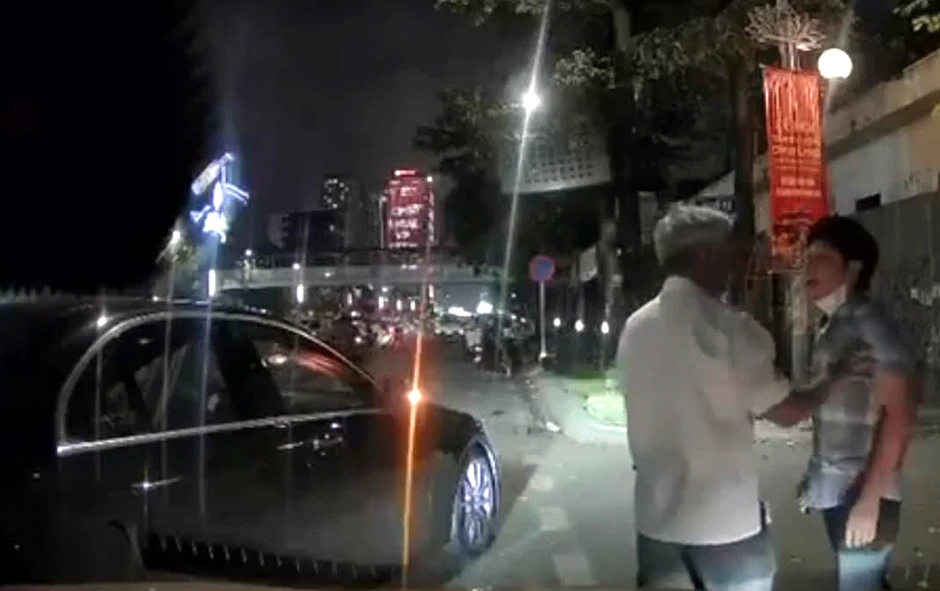 Tạm giữ người đàn ông lái Mercedes chặn ô tô, đánh tài xế sau va chạm ở Hà Nội