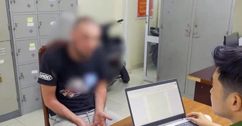 Tạm giữ người đàn ông nước ngoài say xỉn, chạy xe máy tông chết cụ bà