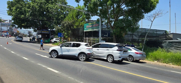 Tạm giữ thanh niên chặn đầu xe taxi rồi đập phá ở Lâm Đồng Tạm giữ thanh niên chặn đầu xe taxi rồi đập phá ở Lâm Đồng