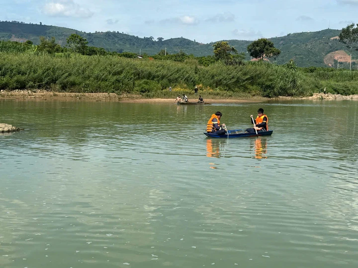 Tắm sông, 3 người trong gia đình ở Lâm Đồng bị nước cuốn mất tích Tắm sông, 3 người trong gia đình ở Lâm Đồng bị nước cuốn mất tích
