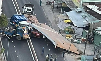 Tấm thép 10 tấn trên ôtô đè chết tài xế, cửa ngõ TP HCM tê liệt