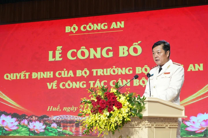 Tân Giám đốc Công an TP Huế công bố đường dây nóng nhận phản ánh của người dân Tân Giám đốc Công an TP Huế công bố đường dây nóng nhận phản ánh của người dân