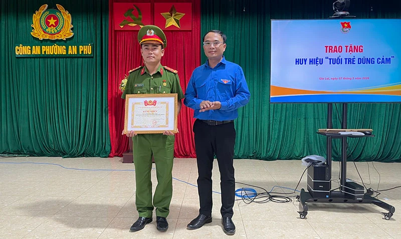 Tặng Bằng khen, Huy hiệu Tuổi trẻ dũng cảm cho Đại úy cứu sống 2 trẻ đuối nước Tặng Bằng khen, Huy hiệu Tuổi trẻ dũng cảm cho Đại úy cứu sống 2 trẻ đuối nước