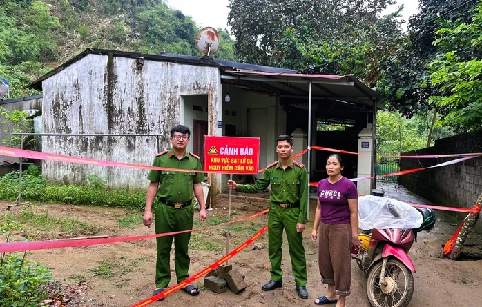 Tảng đá hàng chục tấn sạt lở xuống nhà dân, 3 mẹ con may mắn thoát chết Tảng đá hàng chục tấn sạt lở xuống nhà dân, 3 mẹ con may mắn thoát chết