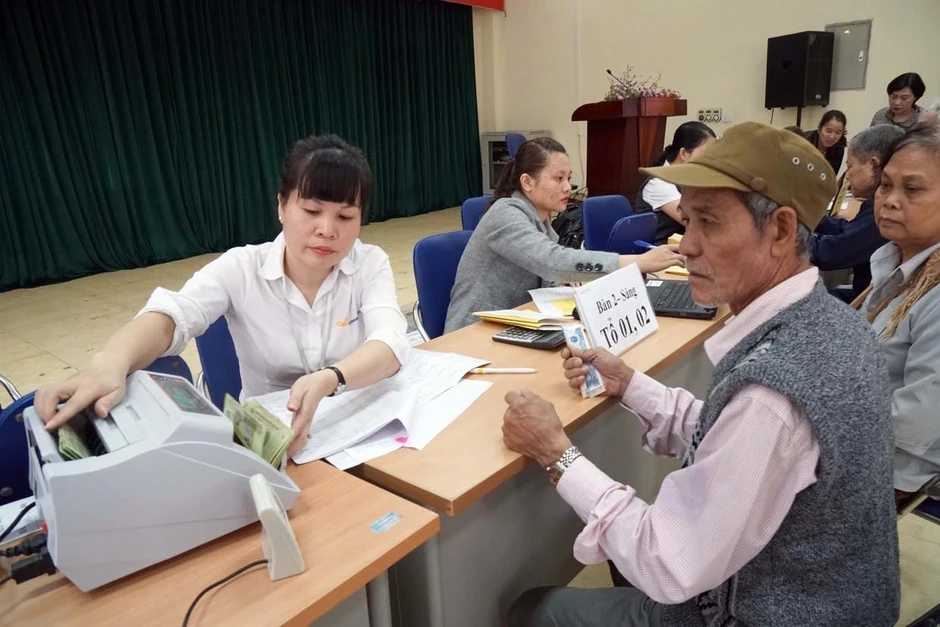Tăng lương hưu: tăng 4,5% cộng 200.000 đồng hay tăng 8% lợi hơn?