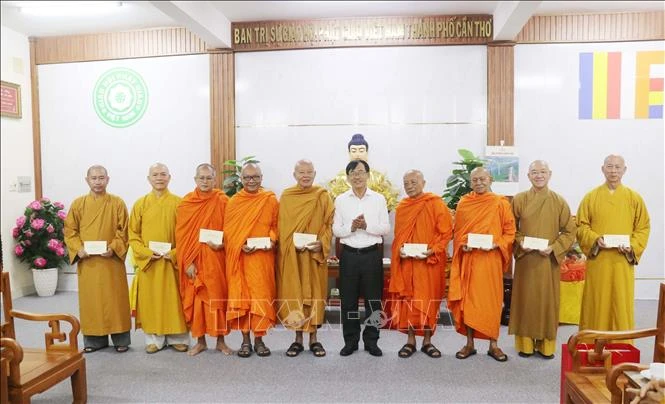 Tạo điều kiện để các tổ chức tôn giáo hoạt động đúng quy định Tạo điều kiện để các tổ chức tôn giáo hoạt động đúng quy định